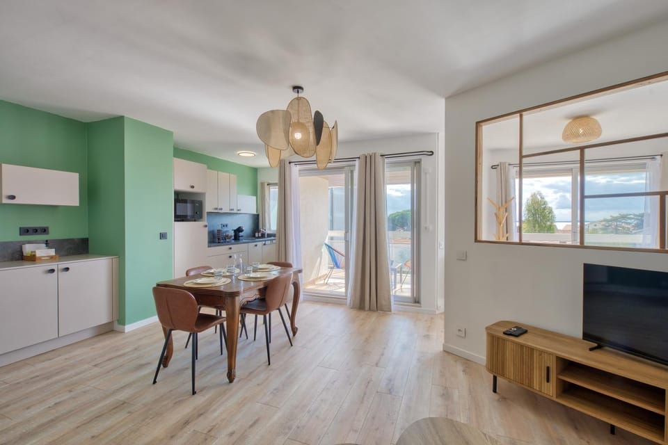 Communal lounge/ TV room, Kitchen or kitchenette, stove