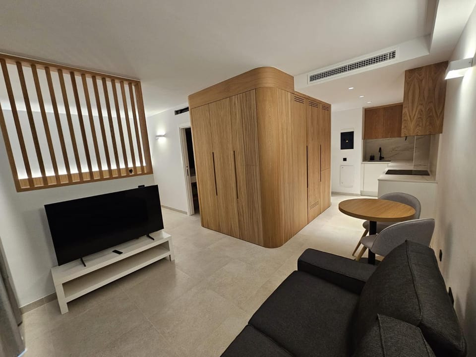 Communal lounge/ TV room, TV and multimedia, Kitchen or kitchenette, Living room, Seating area, wardrobe