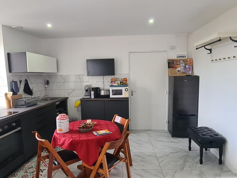 TV and multimedia, Kitchen or kitchenette, Dining area, oven, stove, toaster