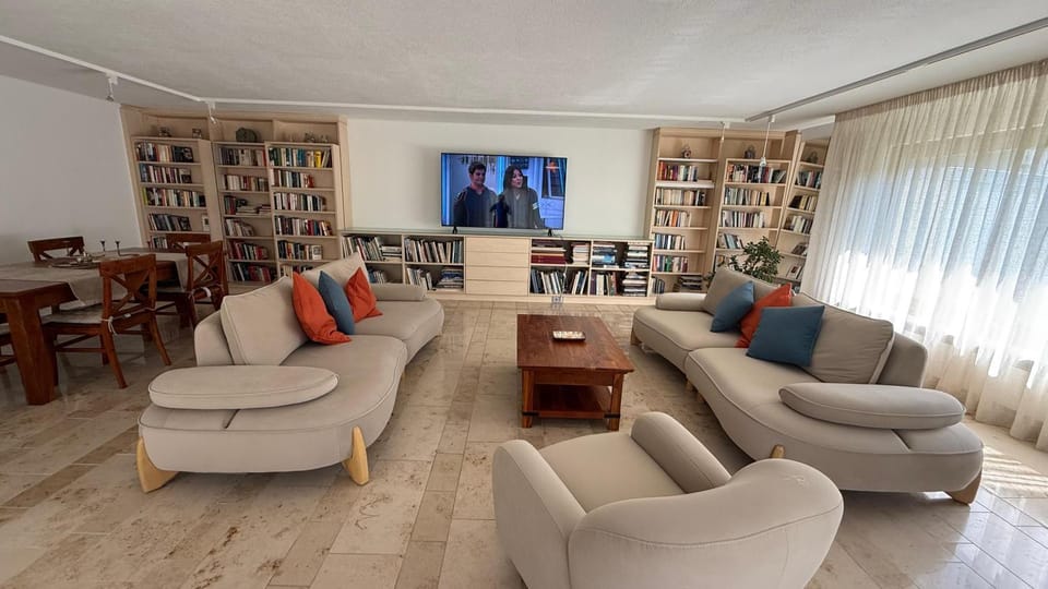 Communal lounge/ TV room, Library, TV and multimedia, Living room, Seating area, Evening entertainment