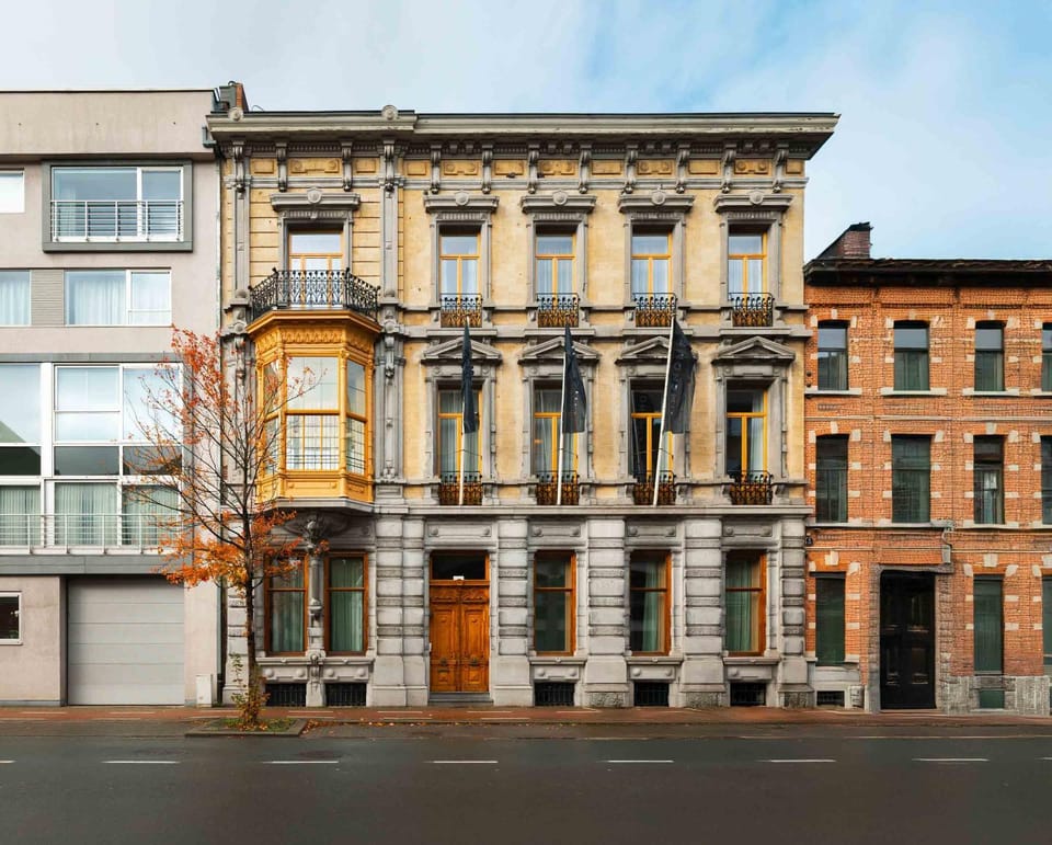 Property building, Day, Location