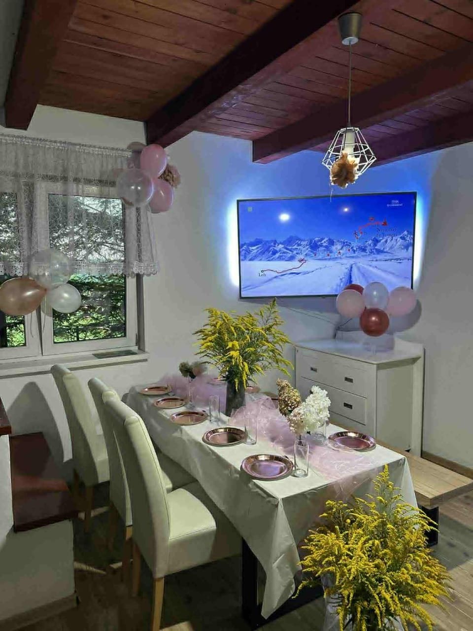 TV and multimedia, Living room, Seating area, Dining area