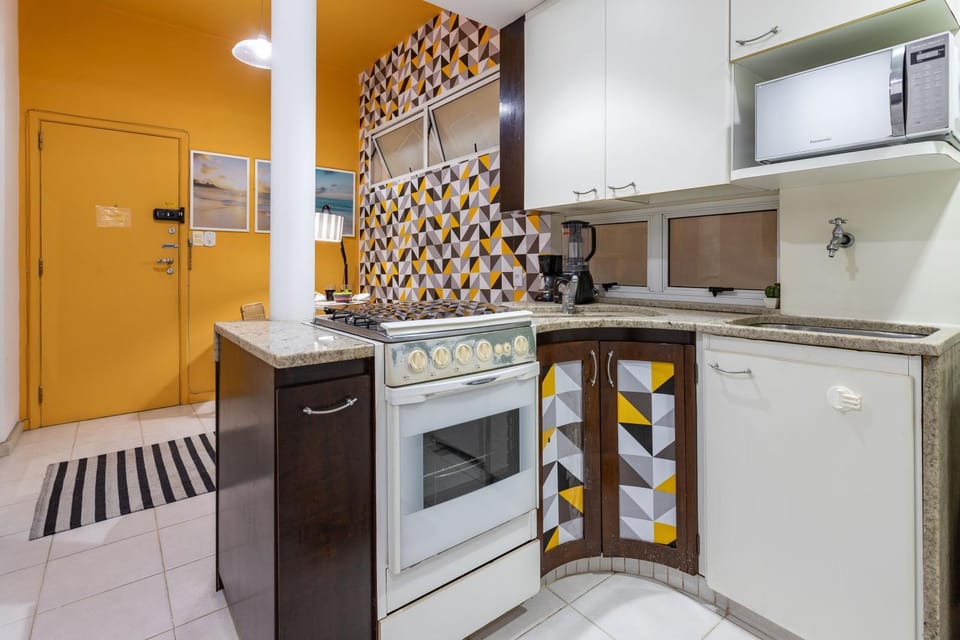 Kitchen or kitchenette, dishwasher, stove
