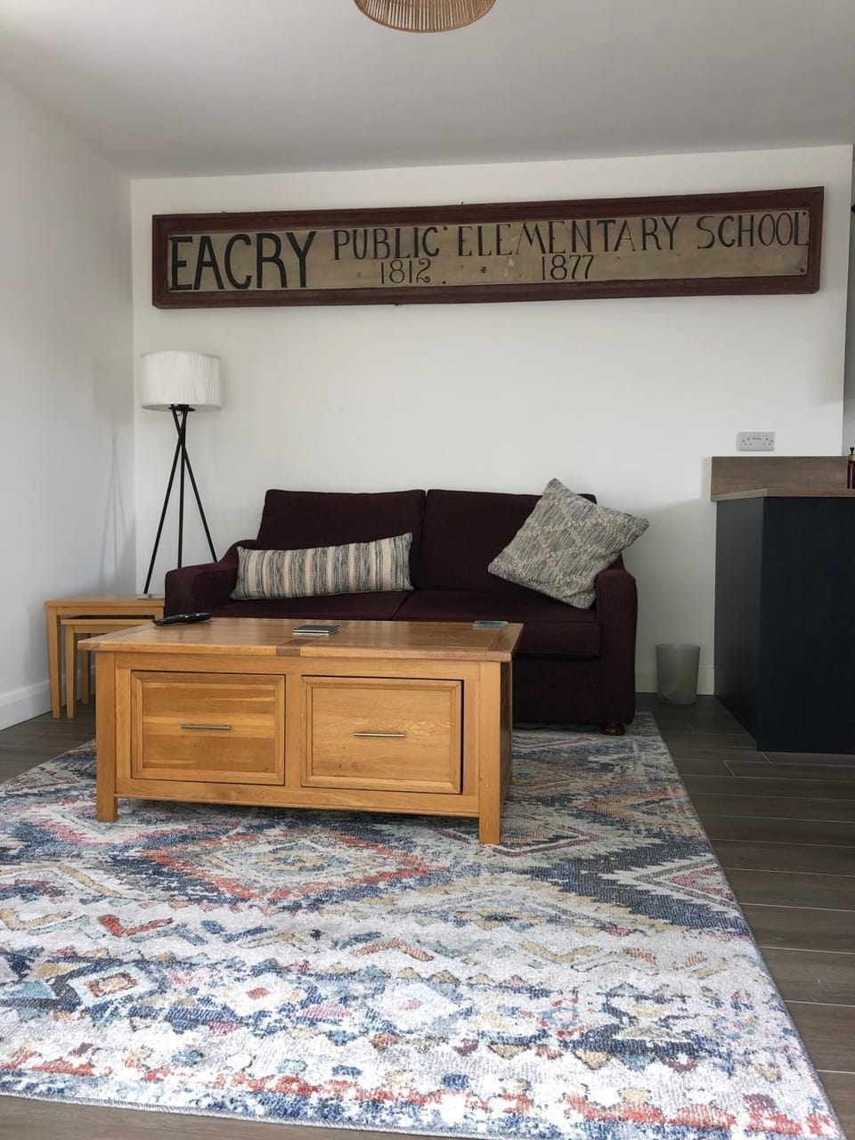 Living room, Photo of the whole room, Decorative detail, Seating area, Text overlay
