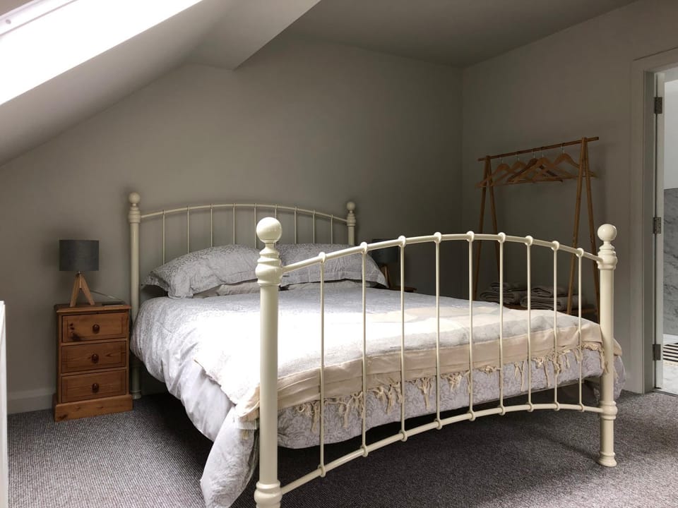Bed, Photo of the whole room, Decorative detail, Bedroom, wardrobe