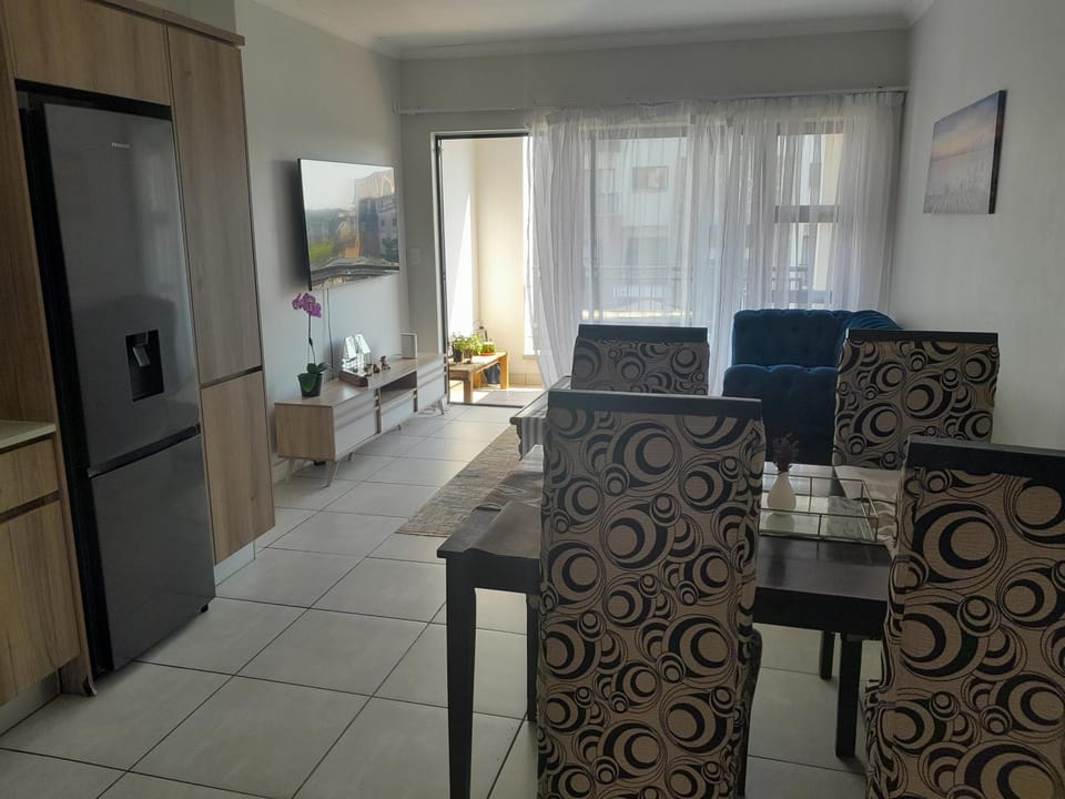 TV and multimedia, Kitchen or kitchenette, Living room, Seating area, Dining area