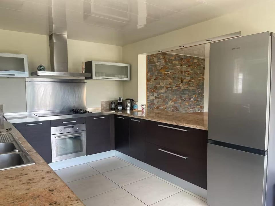 Coffee/tea facilities, oven, stove, kitchen