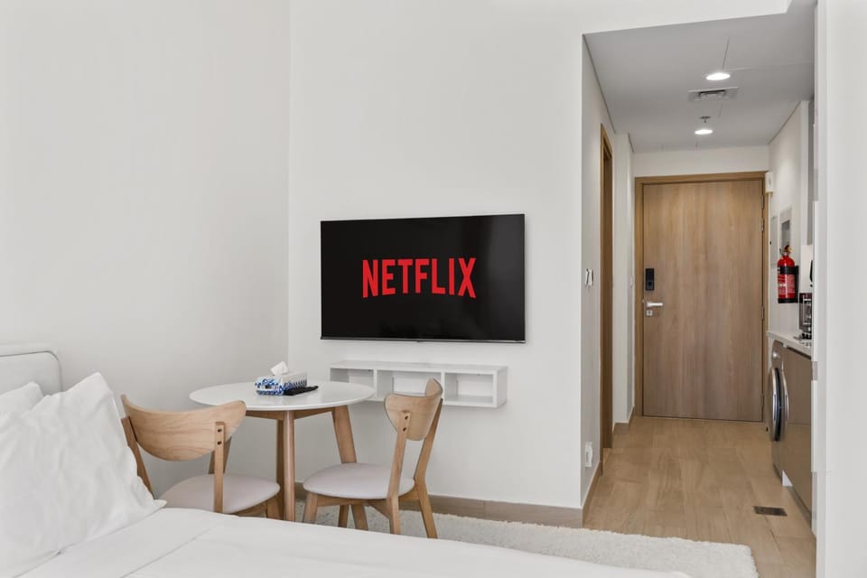 Communal lounge/ TV room, Bed, TV and multimedia, Living room, Photo of the whole room, Seating area, Dining area, Evening entertainment, Bedroom, Text overlay