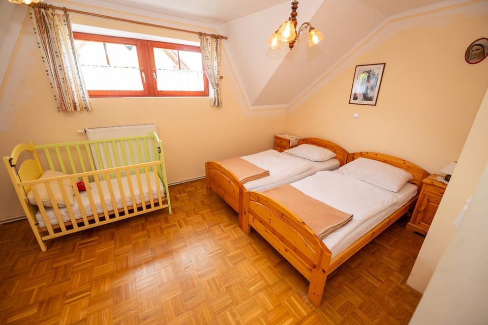 Photo of the whole room, Bedroom, cot