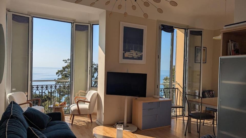 Communal lounge/ TV room, View (from property/room)