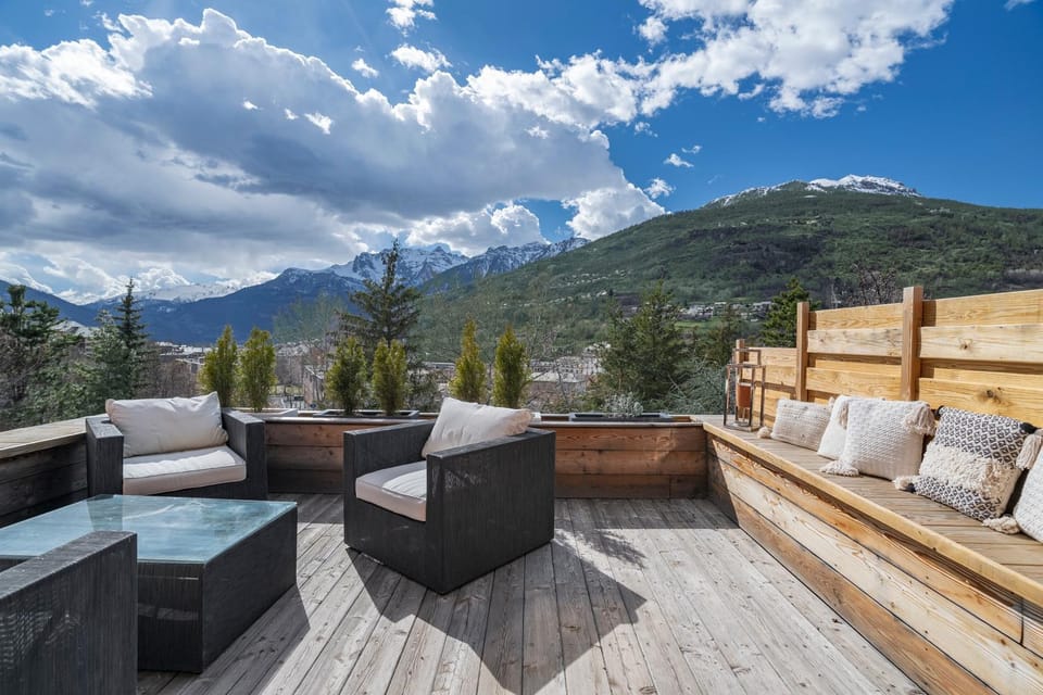 Property building, Balcony/Terrace, Living room