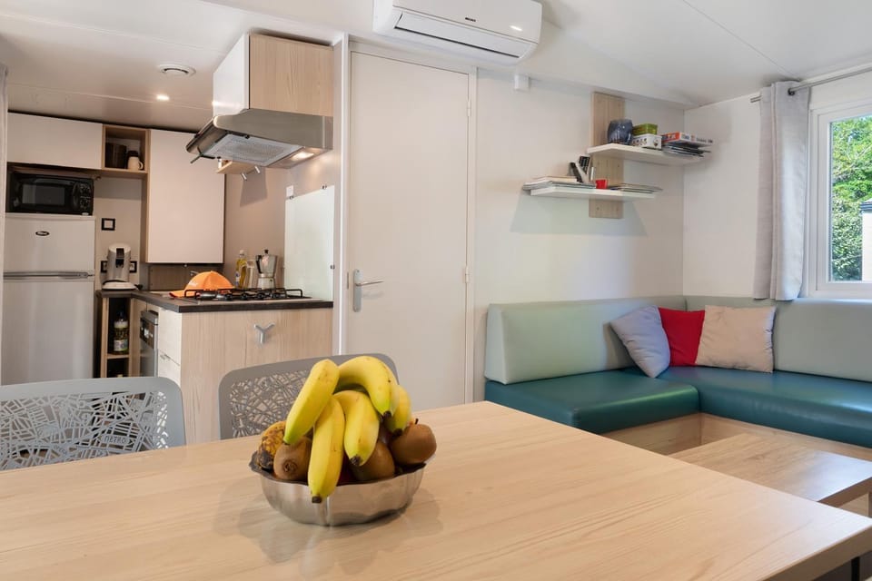 Property building, Kitchen or kitchenette, Living room