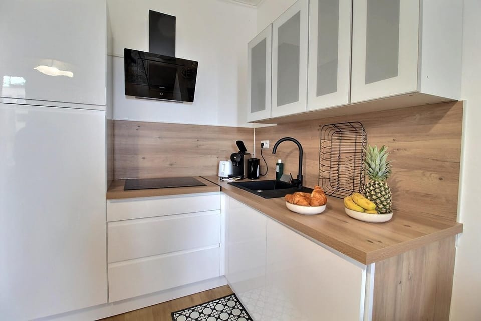 Coffee/tea facilities, Kitchen or kitchenette, stove, toaster