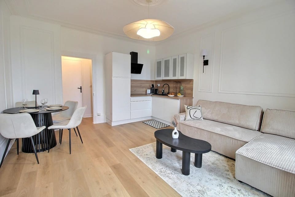 Kitchen or kitchenette, Living room, Seating area, Dining area, stove