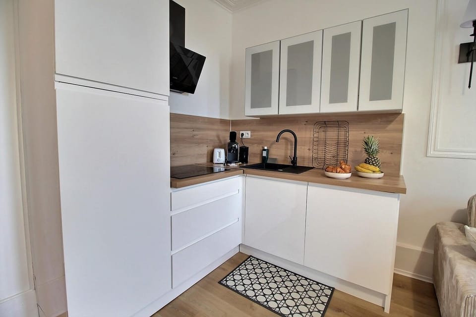 Coffee/tea facilities, Kitchen or kitchenette, oven, stove, toaster