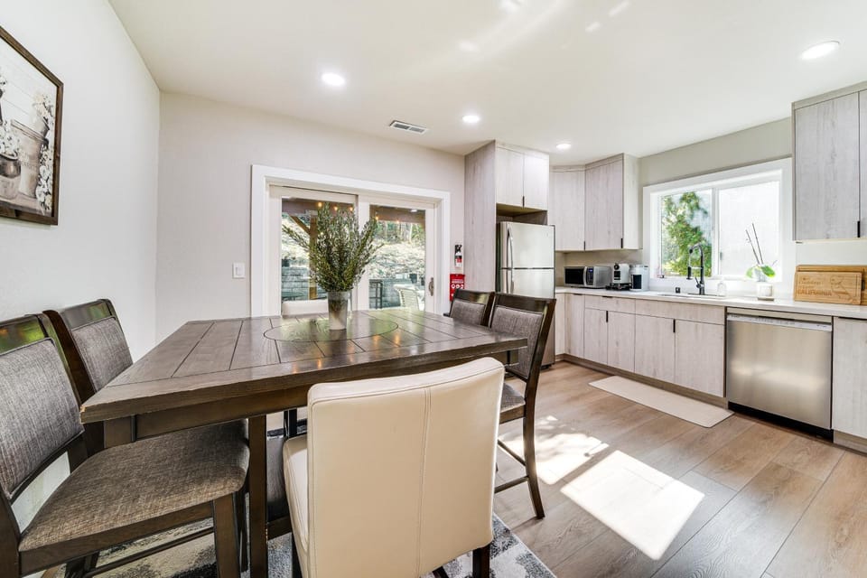 13 Mi to Lumen Field & Dtwn Seattle! Cozy Retreat Apartment in Renton