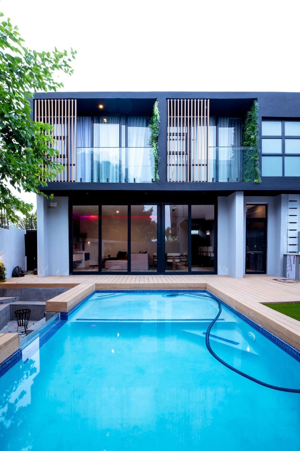 Property building, Patio, Day, Pool view, Swimming pool, sunbed
