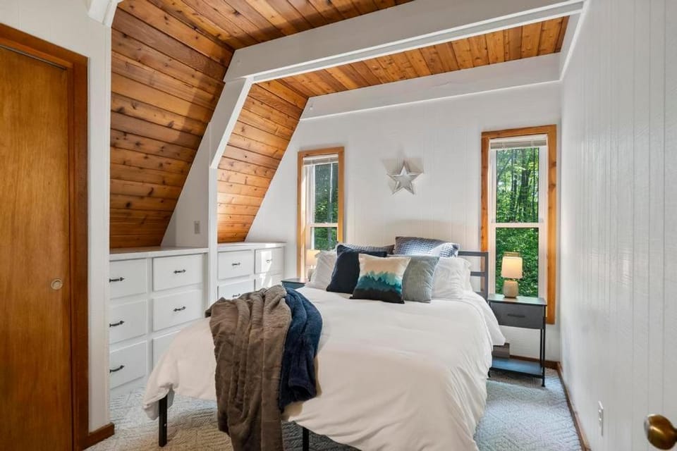 4BR A-Frame Schuss Mtn Pool Access Torch Lk House in Michigan