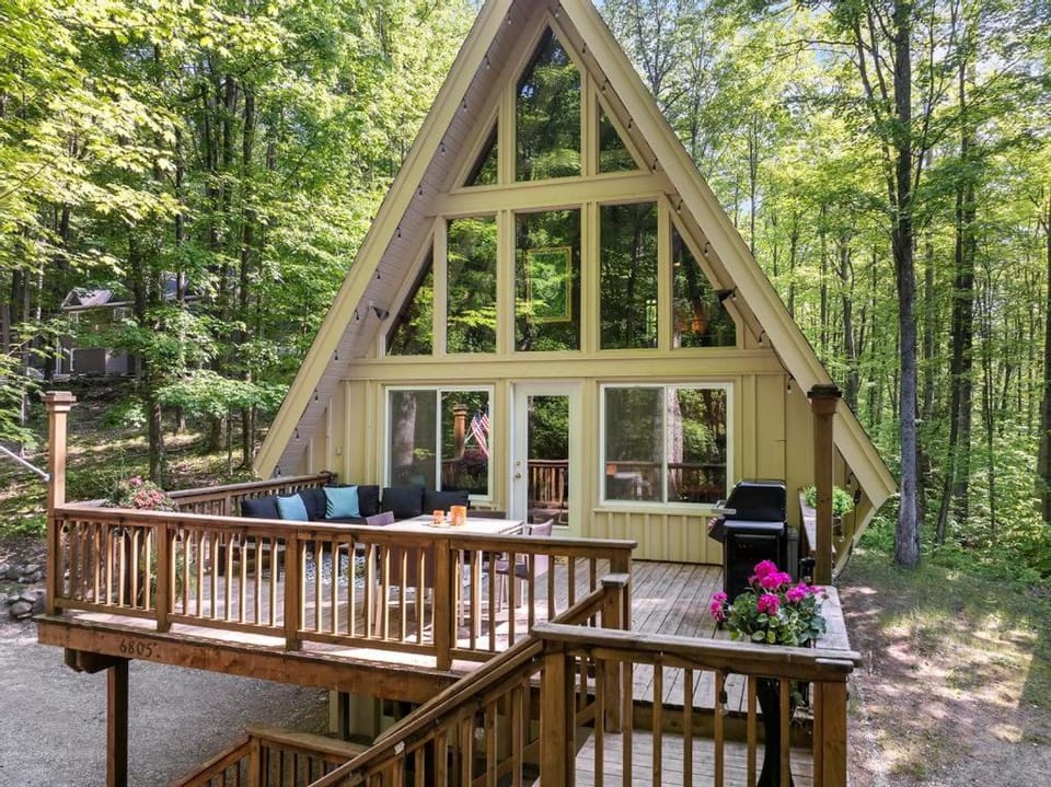 4BR A-Frame Schuss Mtn Pool Access Torch Lk House in Michigan