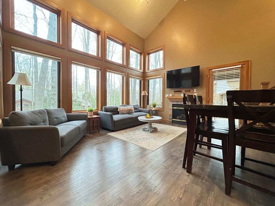 Ski-In 5BR Retreat at Boyne Mtn - Walk to Lifts & Fun! Apartment in Michigan