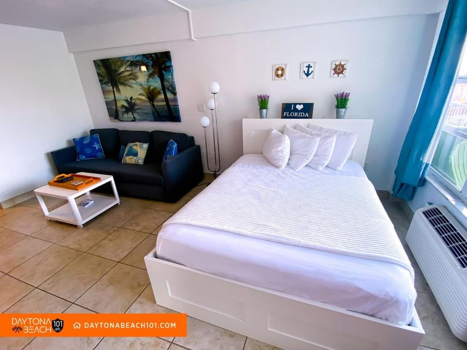 Bed, Photo of the whole room, Seating area