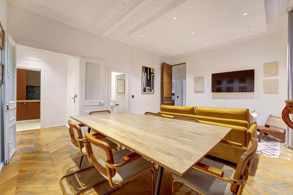 Kitchen or kitchenette, Living room, Seating area, Dining area