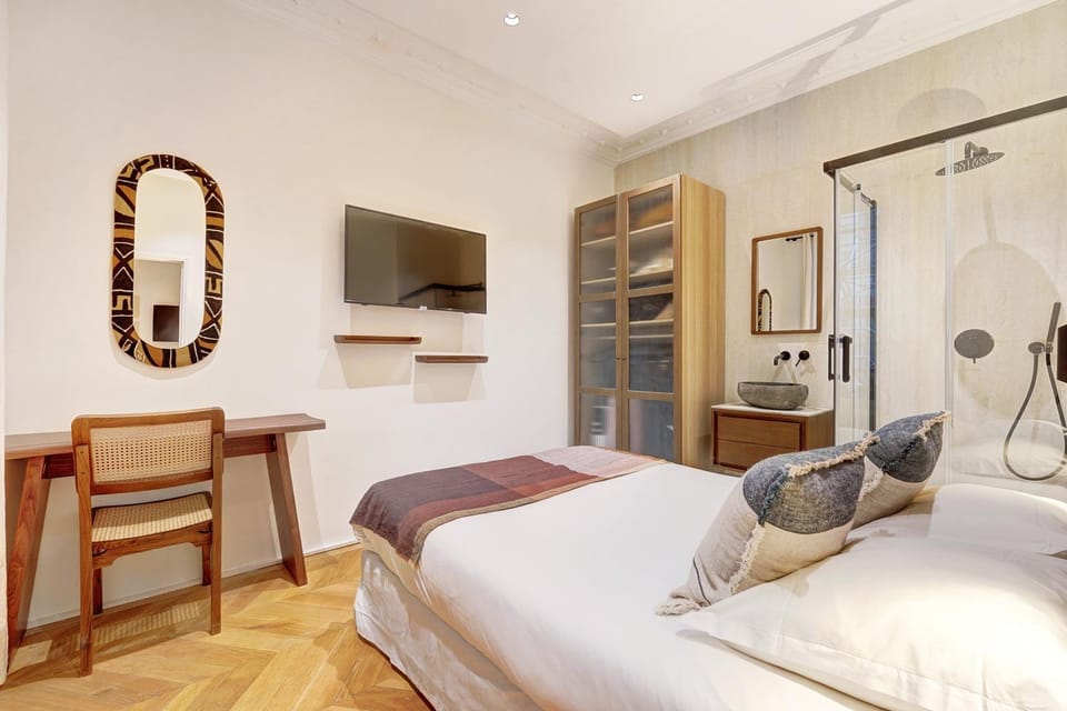 Bed, TV and multimedia, Photo of the whole room, Bedroom, wardrobe