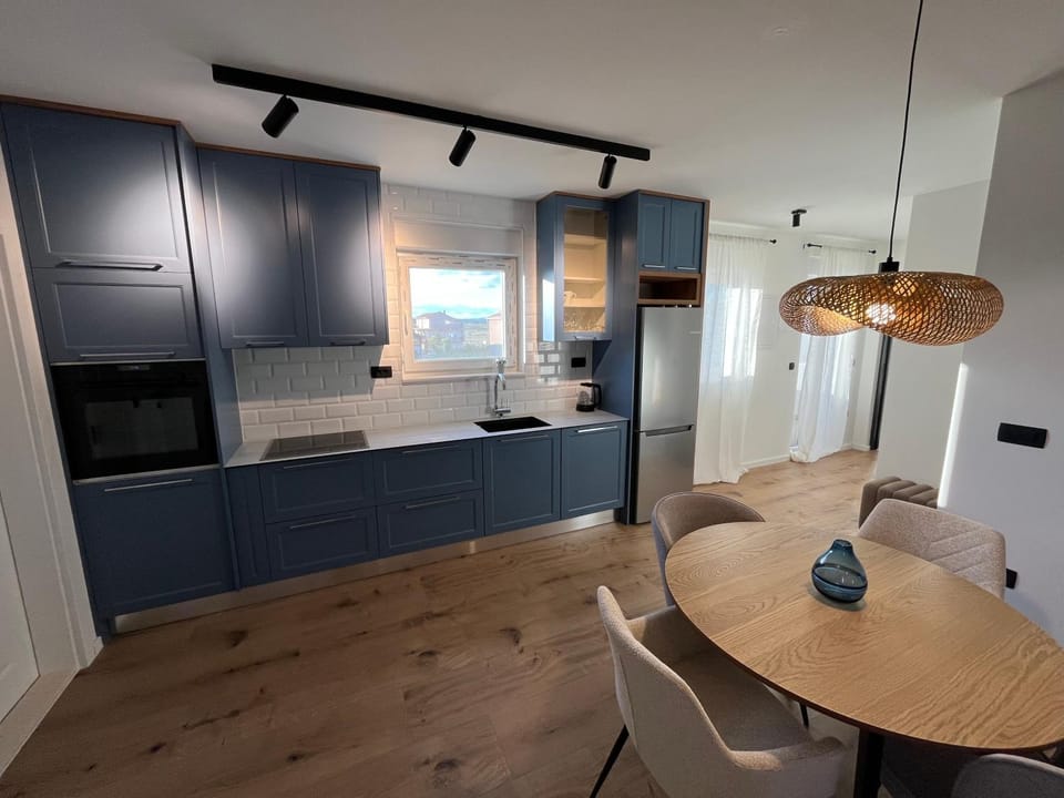 Kitchen or kitchenette, Dining area, stove