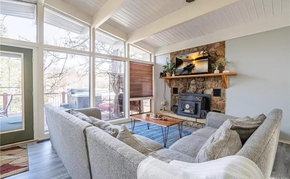 Amazing Lake Home in Heart of Lake of the Ozarks! House in Lake of the Ozarks
