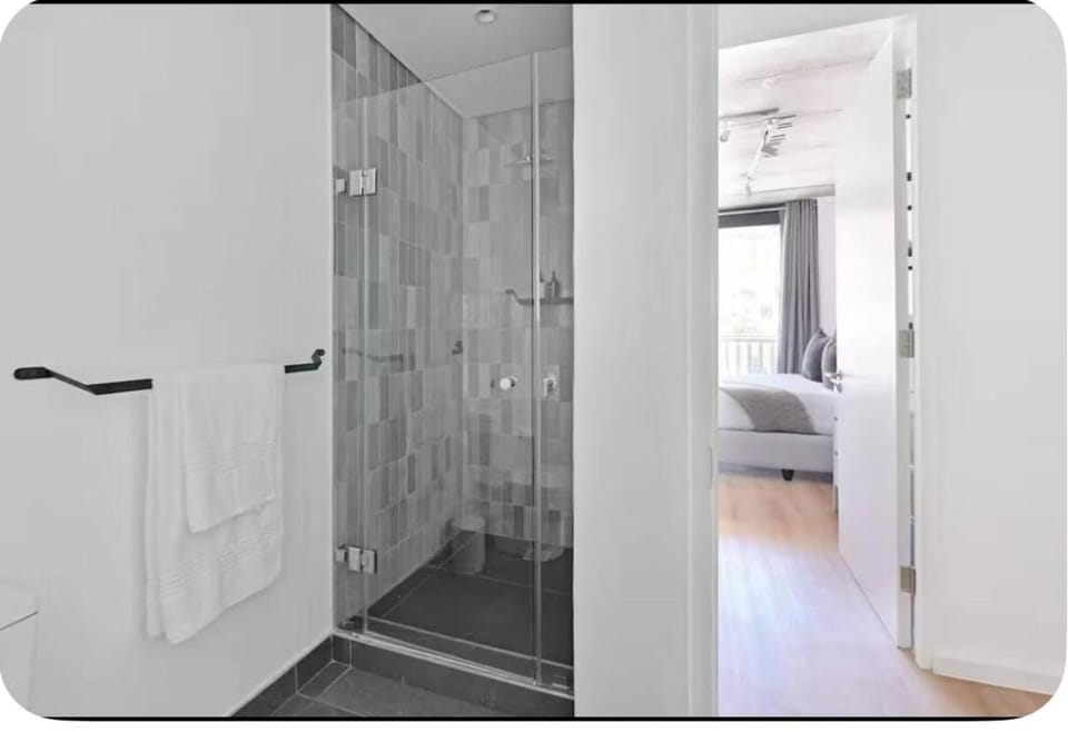 Shower, Bed, towels