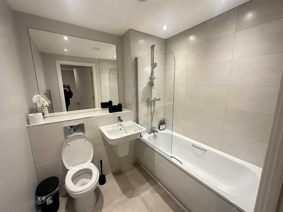 Shower, Toilet, Facade/entrance, Bathroom, Decorative detail, Bath, towels