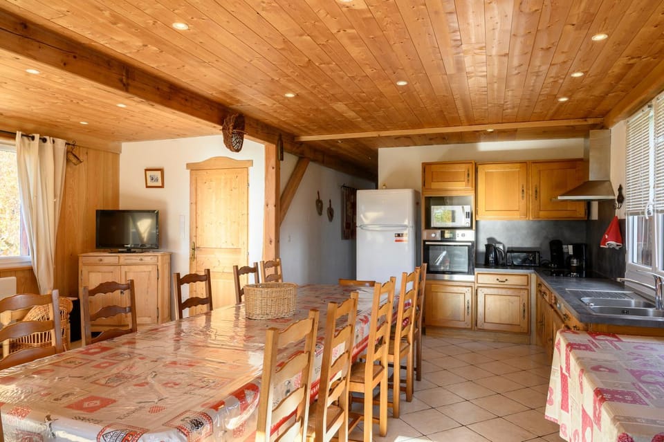 Property building, Kitchen or kitchenette, Living room