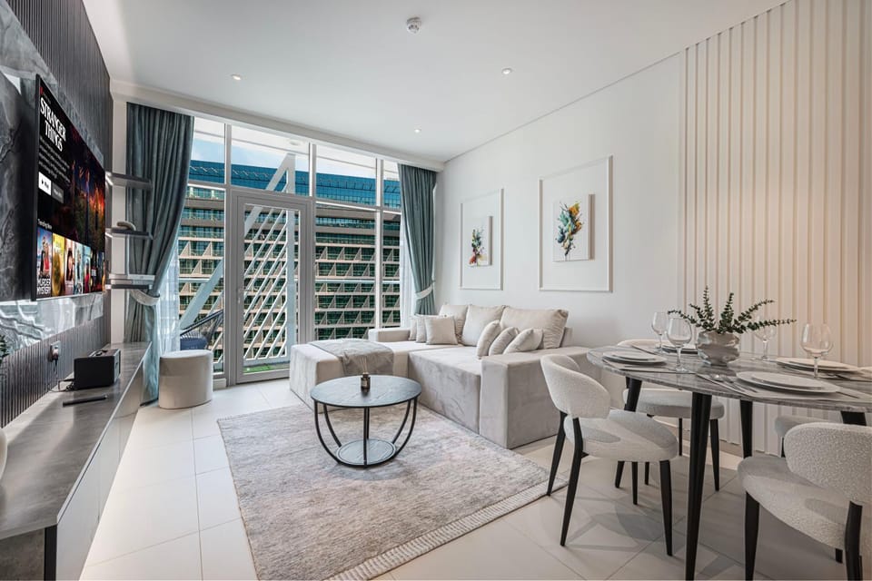 TV and multimedia, Living room, Seating area, Dining area