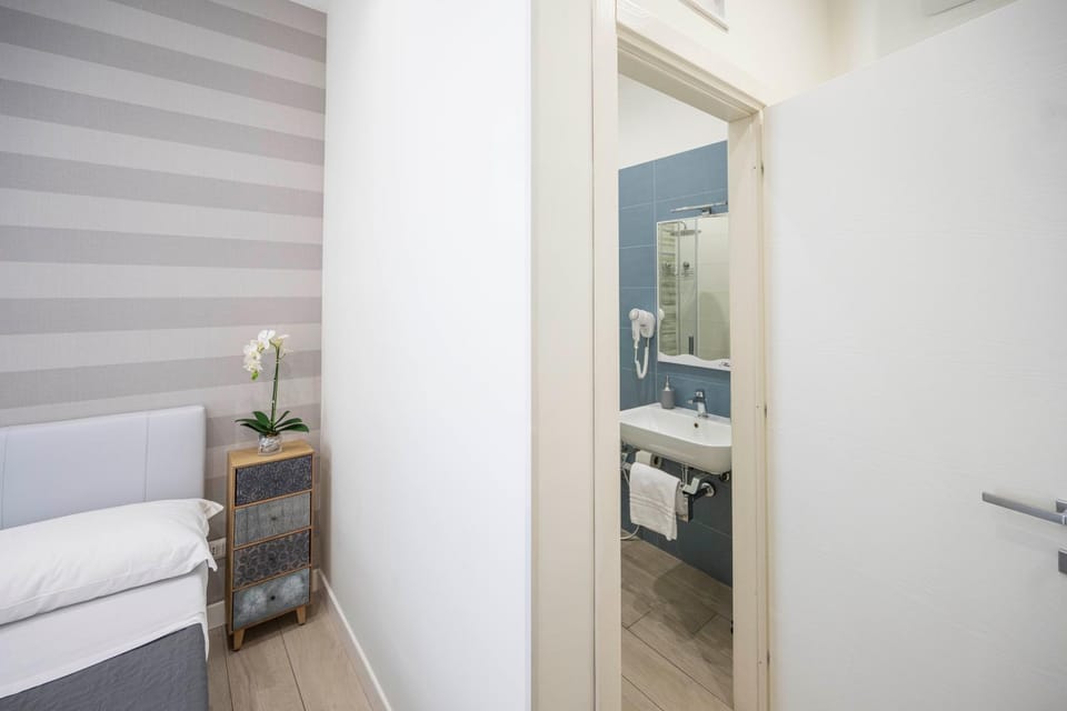 Shower, Bed, Bathroom, Photo of the whole room, Bedroom, towels