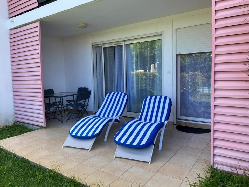 Patio, Day, sunbed