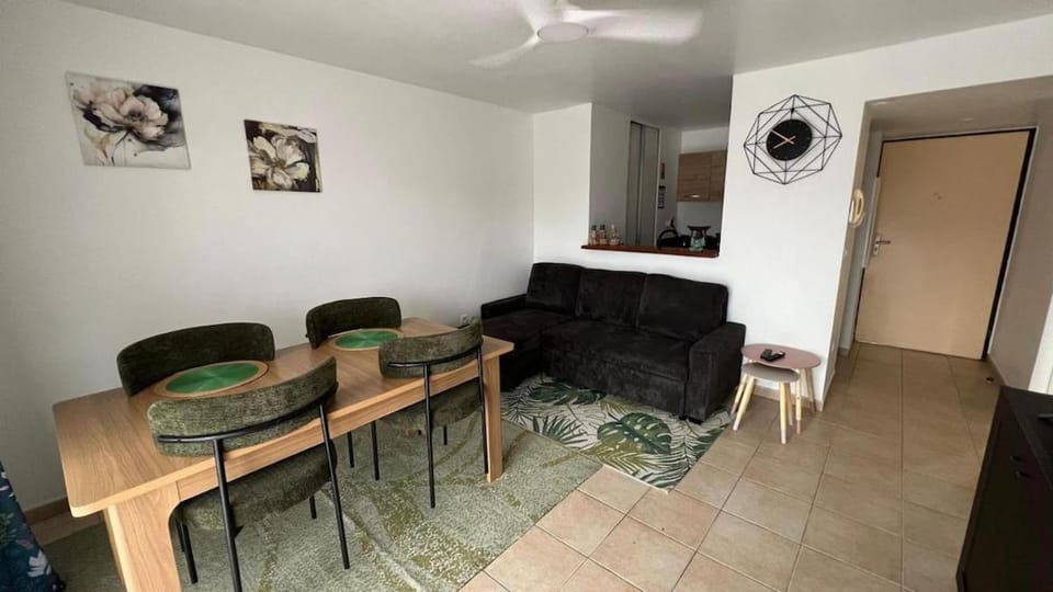 Kitchen or kitchenette, Living room, Dining area