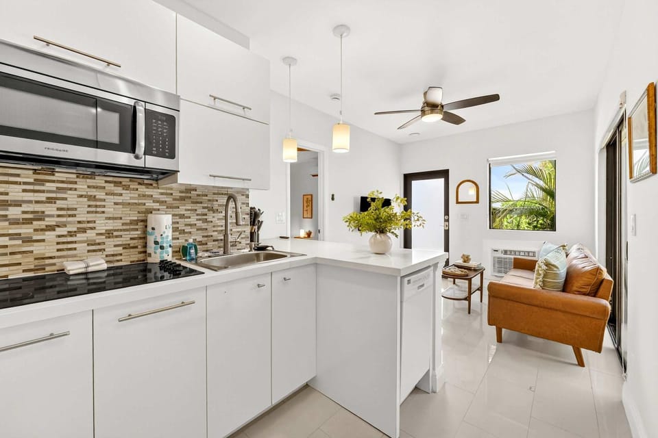 Chic Modern Studio with Queen Bed Apartment in Fort Lauderdale