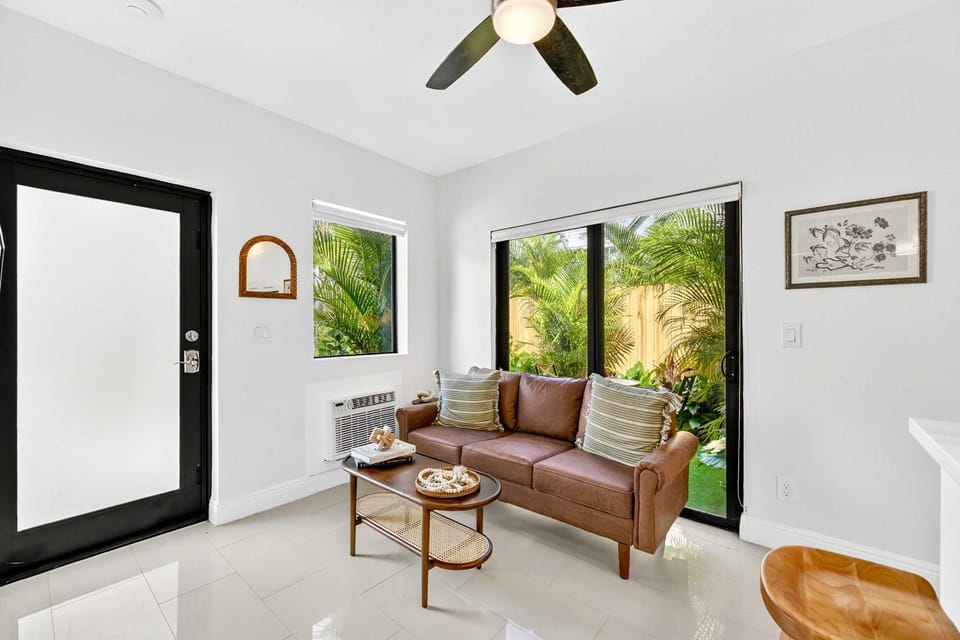 Chic Modern Studio with Queen Bed Apartment in Fort Lauderdale
