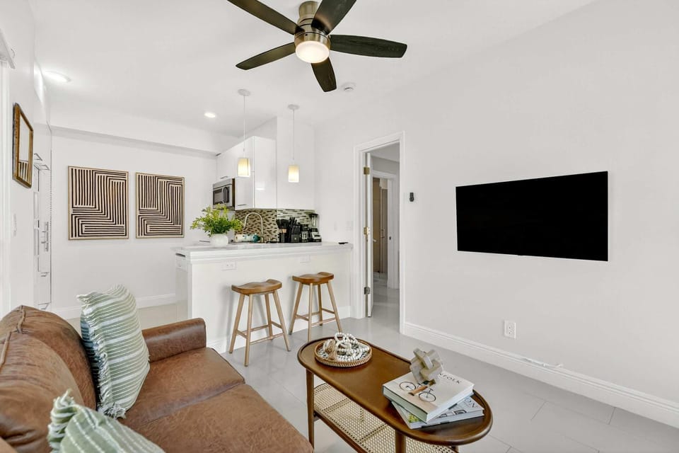 Chic Modern Studio with Queen Bed Apartment in Fort Lauderdale