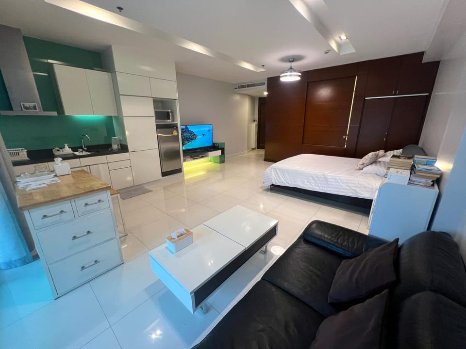 Bed, TV and multimedia, Kitchen or kitchenette, Living room, Photo of the whole room, Seating area, Bedroom