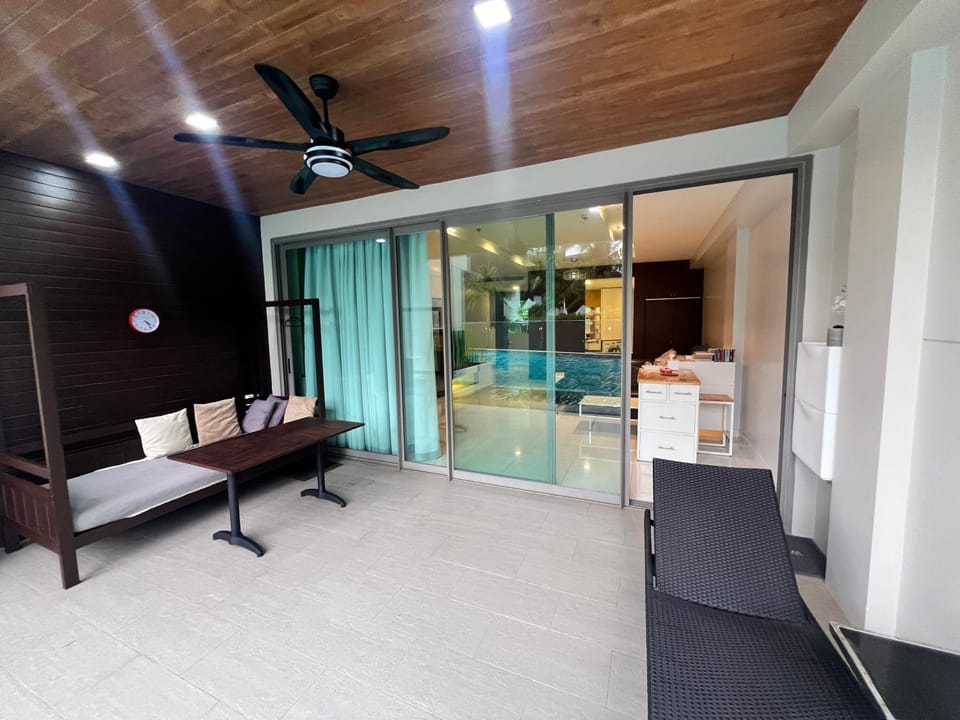 Balcony/Terrace, Photo of the whole room, Pool view, Swimming pool, sunbed