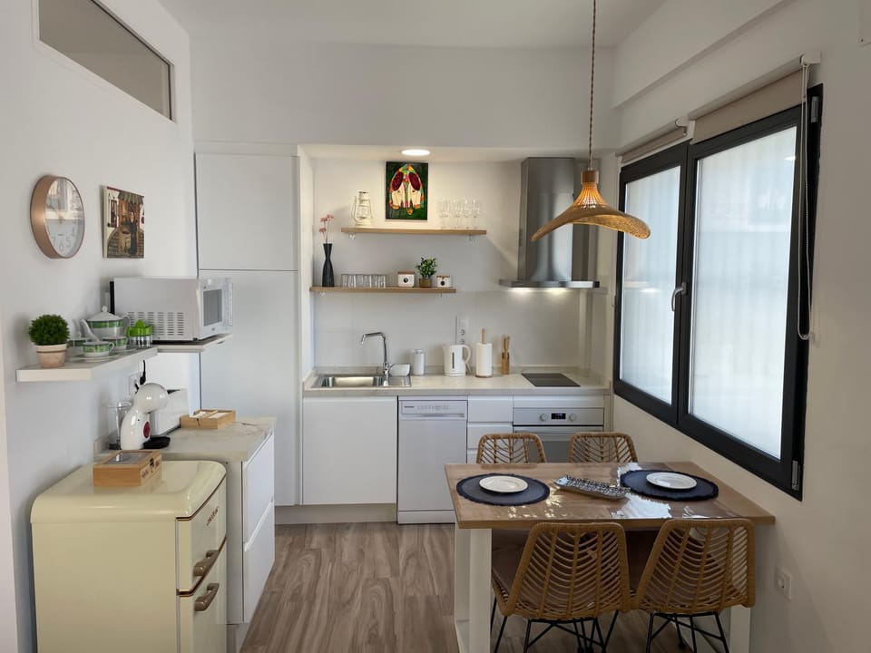 Coffee/tea facilities, Kitchen or kitchenette, Dining area, dishwasher, oven, stove, toaster