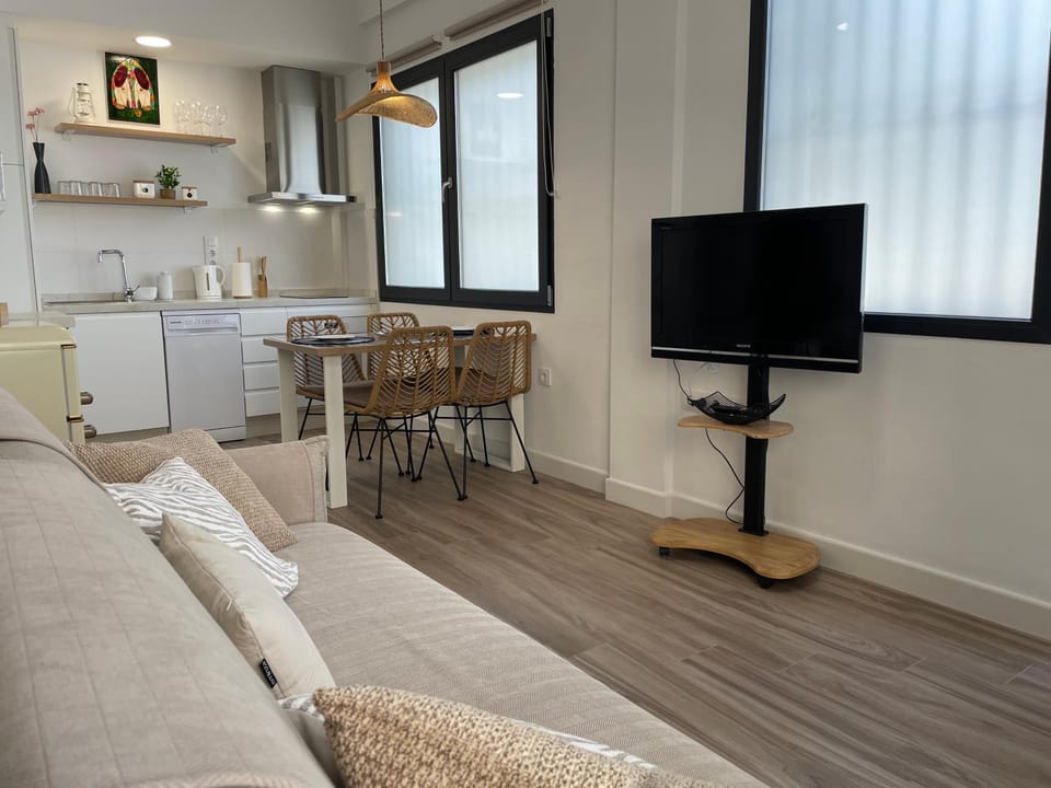 TV and multimedia, Kitchen or kitchenette, Living room, Seating area, Dining area, oven