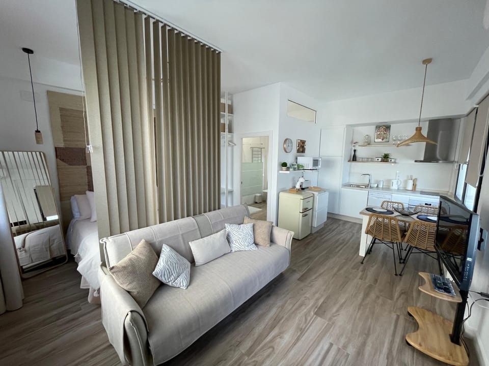 TV and multimedia, Kitchen or kitchenette, Living room, Seating area