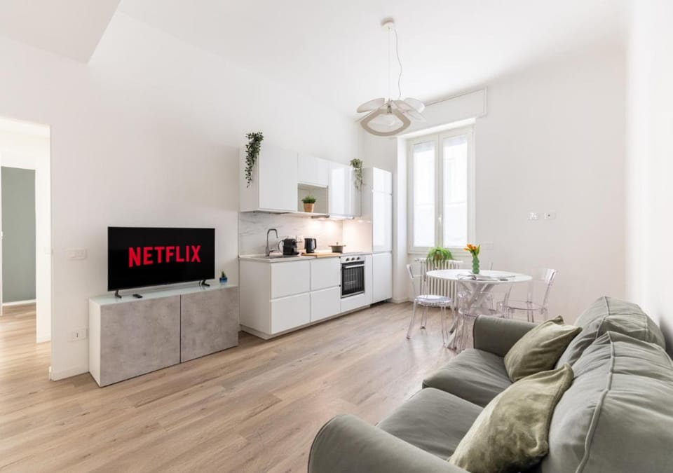 TV and multimedia, Kitchen or kitchenette, Living room, Seating area, kitchen, air conditioner