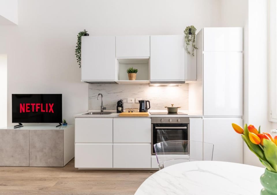 TV and multimedia, oven, stove, kitchen