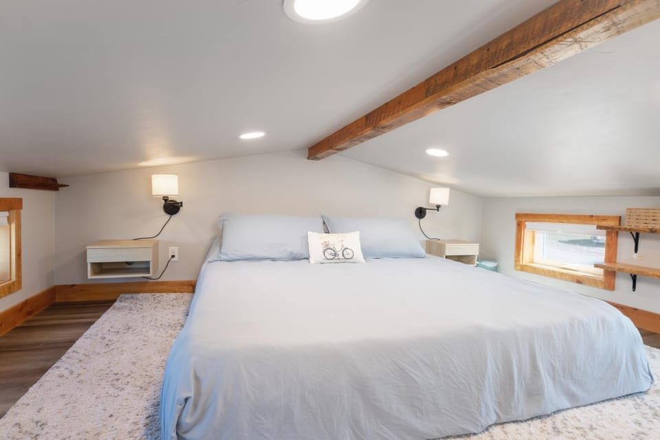 Last Best Loft - A cozy loft cabin stunning views Cabin in Philipsburg