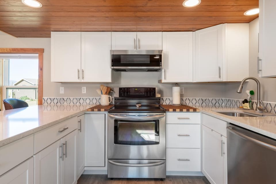 dishwasher, microwave, oven, kitchen