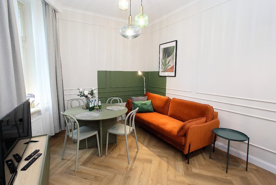 TV and multimedia, Seating area, Dining area