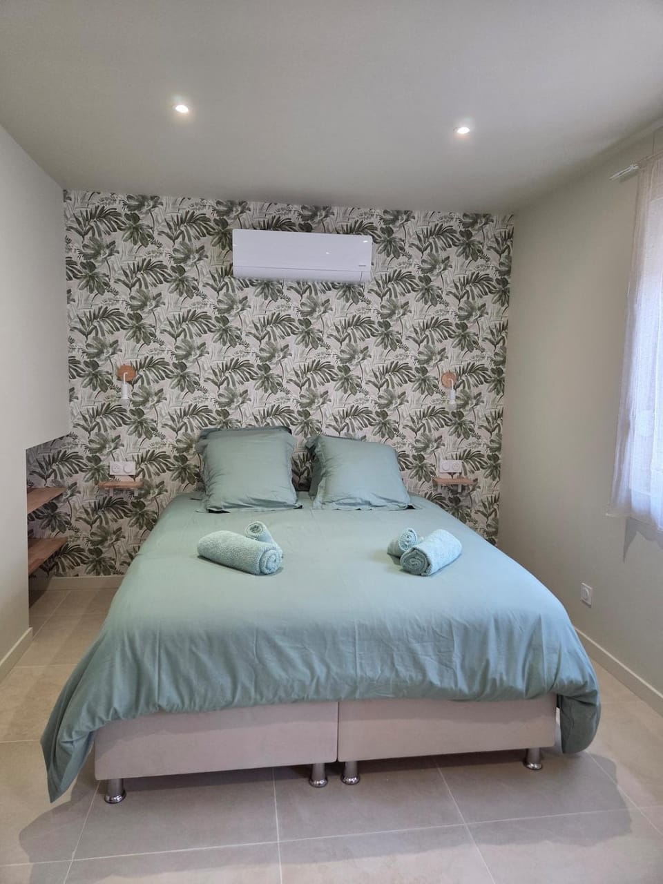 Bed, Photo of the whole room, Bedroom